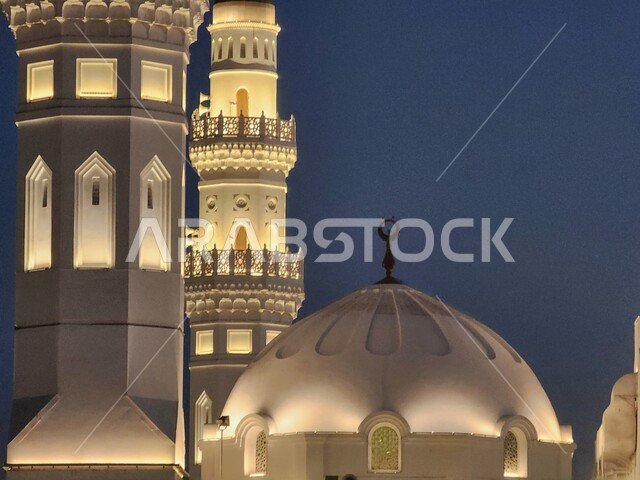 المآذن و القبب المضيئة ليلا، معالم وأماكن دينية مقدسة في المملكة العربية السعودية، دعوة المسلمين لآداء الصلاة والتقرب إلى الله تعالى، مسجد قباء في المدينة المنورة، الفن الهندسي المعماري والديكورات الاسلامية على الطراز الحديث