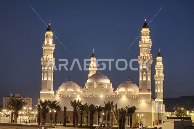 المآذن و القبب المضيئة ليلا، معالم وأماكن دينية مقدسة في المملكة العربية السعودية، دعوة المسلمين لآداء الصلاة والتقرب إلى الله تعالى، مسجد قباء في المدينة المنورة، الفن الهندسي المعماري والديكورات الاسلامية على الطراز الحديث