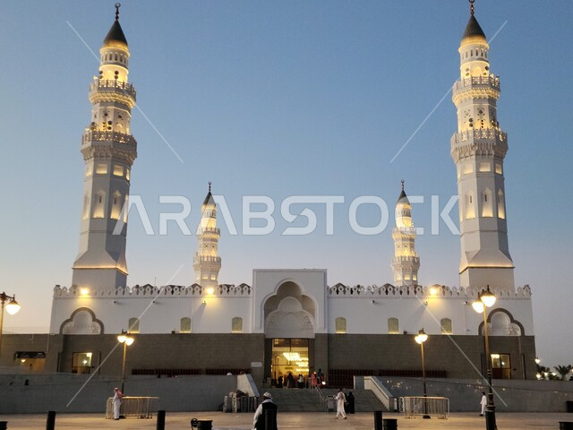 معالم وأماكن دينية مقدسة في المملكة العربية السعودية، دعوة المسلمين لآداء الصلاة والتقرب إلى الله تعالى، مسجد قباء في المدينة المنورة، المآذن و القبب المضيئة، الفن الهندسي المعماري والديكورات الاسلامية على الطراز الحديث
