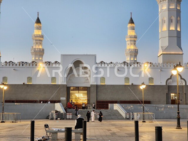 دعوة المسلمين لآداء الصلاة والتقرب إلى الله تعالى، الساحة الخارجية لمسجد قباء في المدينة المنورة، معالم وأماكن دينية مقدسة في المملكة العربية السعودية، المآذن و القبب المضيئة، الفن الهندسي المعماري والديكورات الاسلامية على الطراز الحديث