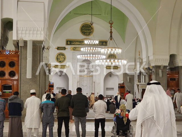 وقوف المسلمين لآداء فريضة الصلاة، صورة من داخل مسجد قباء في المدينة المنورة، معالم وأماكن دينية مقدسة في المملكة العربية السعودية، التقرب إلى الله تعالى، الفن الهندسي المعماري والديكورات الاسلامية على الطراز الحديث