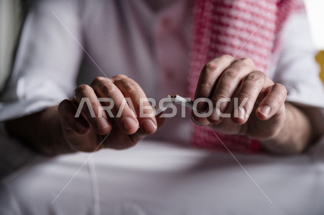 شاب عربي سعودي يحارب عادة التدخين ، اتلاف السجائر، الادمان على التبغ ، ادمان السجائر ، تعاطي مواد ضارة و سامة ، عادات سلوكية ضارة ، لا للتدخين