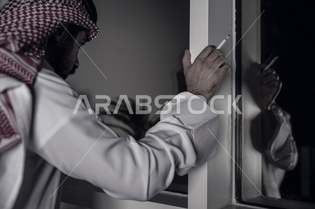 شاب عربي سعودي يعاني من اضرابات نفسية نتيجة ادمان السجائر ، الادمان على التبغ ، ادمان السجائر ، تعاطي مواد ضارة و سامة ، عادات سلوكية ضارة ، لا للتدخين