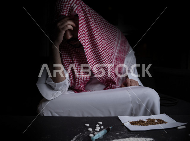 شاب عربي سعودي يعاني من اضرابات نفسية نتيجة ادمان السجائر ، الادمان على التبغ ، ادمان السجائر ، تعاطي مواد ضارة و سامة ، عادات سلوكية ضارة ، لا للتدخين