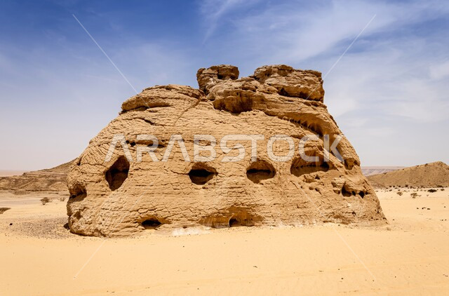 حجر الكاتدرائية في صحاري المملكة العربية السعودية, التكوينات الصخرية الطبيعيه في المناطق الصحراوية, تشكيل صخري من الحجر الرملي الطبيعي في صحراء محافظة المزاحمية، معالم وأماكن سياحيه مشهورة ,خلفية السماء المليئة بالغيوم البيضاء