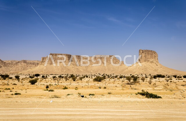 التكوينات الصخرية الطبيعيه في المناطق الصحراوية, معالم وأماكن سياحيه مشهورة ,تشكيل صخري من الحجر الرملي الطبيعي في جبال طويق، الرمال الذهبية الناعمة في صحاري المملكة العربية السعودية, خلفية السماء الزرقاء