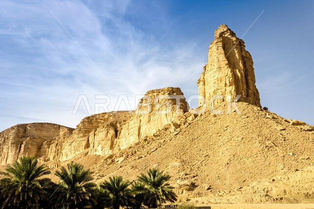 التكوينات و التشكيلات الصخرية في قرية المفيجر ,الرمال الذهبية الناعمة في الصحراء, الطبيعة الصحراوية في محافظة الحريق في وقت النهار، يوم مشمس في صحاري السعودية, معالم وأماكن سياحيه مشهورة ,القمم و المرتفعات الجبلية من الصخور الرسوبية, خلفية الطبيعه