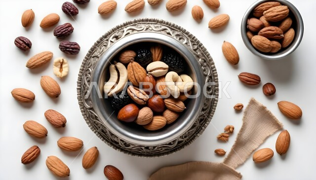 موالح و سناكات لذيذة، منتجات ومحاصيل زراعية محلية سعودية وطنية، وجبة ذات قيمة غذائية عالية، صورة من الأعلى لأطباق ضيافة مليئة بانواع المكسرات المختلفة الطازجة، خلفية بيضاء