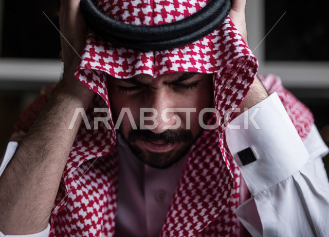 شاب عربي سعودي يعاني من اضرابات نفسية نتيجة ادمان السجائر ، الادمان على التبغ ، ادمان السجائر ، تعاطي مواد ضارة و سامة ، عادات سلوكية ضارة ، لا للتدخين