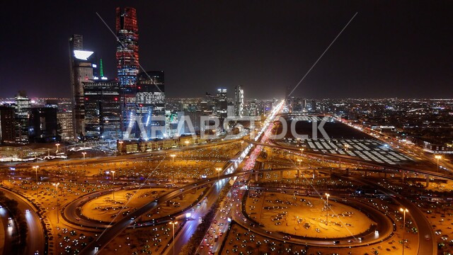الفن الهندسي المعماري للأبراج وناطحات السحاب، تقاطع طريقي الملك فهد والدائري الشمالي في العاصمة، أفق مدينة الرياض، صورة جوية لحركة سير السيارات في ميدان الرباط في وقت الليل، الطرق والشوارع المشهورة في المملكة العربية السعودية.