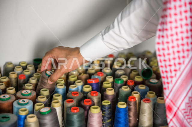 مجموعة من بكرات الخياطة بالعديد من الألوان التي تستخدم بالخياطة ،   محل خياطة و تفصيل الملابس الرجالي في السعودية ، مهارة الخياطة واتقان تفصيل الملابس الشبابية