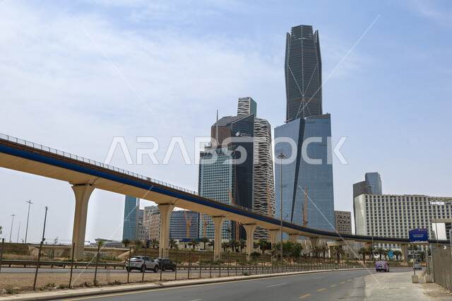 وسائل المواصلات والتنقل الحديثة، أماكن ومعالم سياحية مشهورة في المملكة العربية السعودية، خط قطار مترو مدينة الرياض امام مركز الملك عبدالله المالي (كافد)، شبكة المواصلات والحركة المرورية في العاصمة
