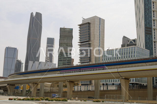 شبكة المواصلات والحركة المرورية في العاصمة, وسائل المواصلات والتنقل الحديثة، أماكن ومعالم سياحية مشهورة في المملكة العربية السعودية، خط قطار مترو مدينة الرياض امام مركز الملك عبدالله المالي (كافد)