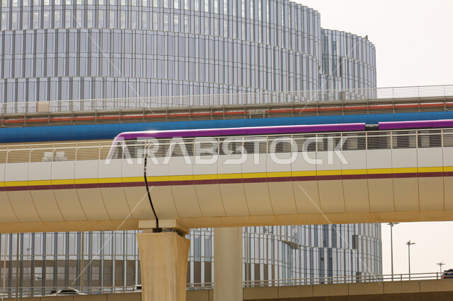 شبكة المواصلات والحركة المرورية في العاصمة, وسائل المواصلات والتنقل الحديثة، أماكن ومعالم سياحية مشهورة في المملكة العربية السعودية، خط قطار مترو مدينة الرياض امام مركز الملك عبدالله المالي (كافد)