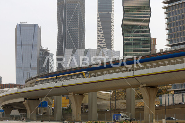 خط قطار مترو مدينة الرياض امام مركز الملك عبدالله المالي (كافد)، شبكة المواصلات والحركة المرورية في العاصمة, وسائل المواصلات والتنقل الحديثة، أماكن ومعالم سياحية مشهورة في المملكة العربية السعودية