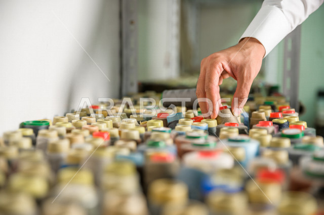 مجموعة من بكرات الخياطة بالعديد من الألوان التي تستخدم بالخياطة ،   محل خياطة و تفصيل الملابس الرجالي في السعودية ، مهارة الخياطة واتقان تفصيل الملابس الشبابية