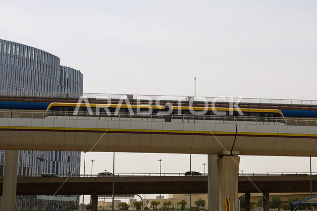 شبكة المواصلات والحركة المرورية في العاصمة, وسائل المواصلات والتنقل الحديثة، أماكن ومعالم سياحية مشهورة في المملكة العربية السعودية، خط قطار مترو مدينة الرياض امام مركز الملك عبدالله المالي (كافد)