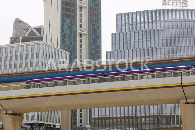 خط قطار مترو مدينة الرياض امام مركز الملك عبدالله المالي (كافد)، شبكة المواصلات والحركة المرورية في العاصمة, وسائل المواصلات والتنقل الحديثة، أماكن ومعالم سياحية مشهورة في المملكة العربية السعودية