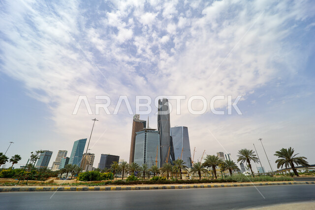 ابراج مركز الملك عبد الله المالي (كافد) في مدينة الرياض، المعالم والمنشآت التجارية المسهورة في المملكة العربية السعودية، الطرق والشوارع الاسفلتية المعبدة، زراعة الأشجار والنباتات الخضراء في العاصمة، الفن الهندسي المعماري للابراج الاقتصادية وناطحات السحاب