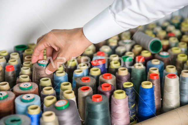 مجموعة من بكرات الخياطة بالعديد من الألوان التي تستخدم بالخياطة ،   محل خياطة و تفصيل الملابس الرجالي في السعودية ، مهارة الخياطة واتقان تفصيل الملابس الشبابية