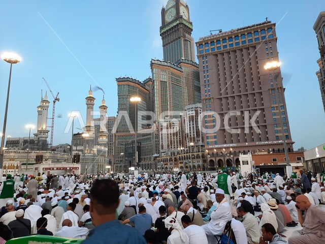 الساحة الخارجية للحرم المكي في مكة المكرمة, الفنادق والأبراج الفاخرة المحيطة بالمسجد، التجمع الاسلامي من كل انحاء العالم لأداء العبادات والتقرب الى الله وانتظار آذان المغرب للافطار, معالم اسلامية مقدسة, الحجاج والمعتمرين في الفناء الخارجي لبيت الله الحرام