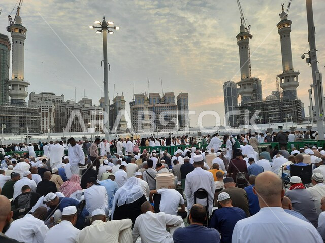 قدوم المسلمين من كل انحاء العالم لأداء العبادات والتقرب الى الله, معالم اسلامية مقدسة, الفنادق والأبراج الفاخرة المحيطة بالمسجد، الساحة الخارجية للحرم المكي في مكة المكرمة, الحجاج والمعتمرين في الفناء الخارجي لبيت الله الحرام بانتظار اذان المغرب للإفطار