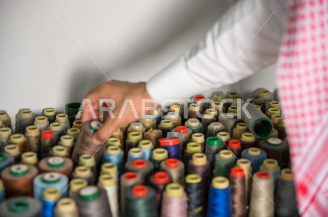 مجموعة من بكرات الخياطة بالعديد من الألوان التي تستخدم بالخياطة ،   محل خياطة و تفصيل الملابس الرجالي في السعودية ، مهارة الخياطة واتقان تفصيل الملابس الشبابية،