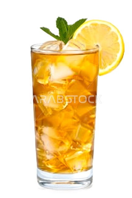 مرطبات صحية ومفيدة, كوكتيل صيفي منعش, صورة مقربة لكوب من الشاي المثلج المزين بشرائح الليمون والنعناع الأخضر، مشروبات وعصائر طبيعية لذيذة,  خلفية بيضاء