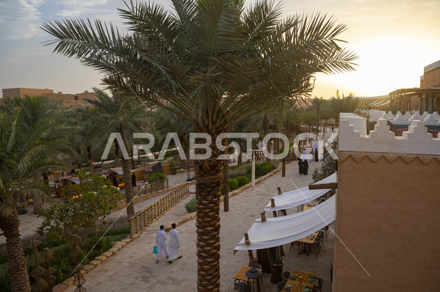 الاهتمام في زراعه الاشجار و النباتات الخضراء, أماكن ترفيهية أثرية في وقت النهار, المنشآت الطينية المبنية على الطراز القديم, الحضارة السعودية العربية الأصيلة, الاستمتاع بالمزارات السياحية المشهورة, مطل ومنتزه البجيري في حي الدرعية في مدينة الرياض