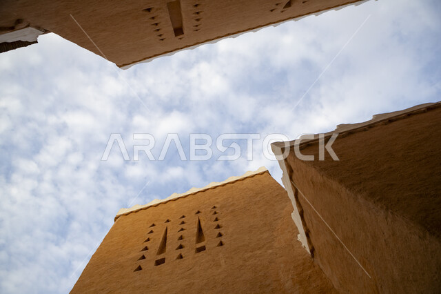 مشروع تطوير الدرعيه التاريخي, الأسوار الطينية المبنية على الطراز القديم, مناطق السياحة والحضارة السعودية العربية الأصيلة, الاستمتاع بالمزارات السياحية المشهورة, أماكن ترفيهية أثرية في وقت النهار, مطل ومنتزه البجيري في حي الدرعية في مدينة الرياض