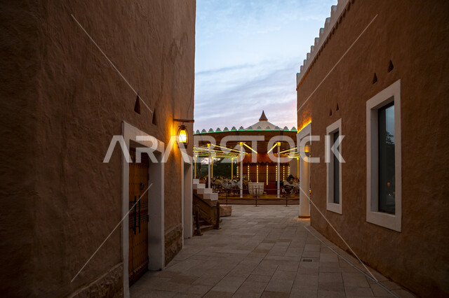 أماكن ترفيهية أثرية في وقت غروب الشمس, أحياء الدرعيه التاريخية, الأسوار الطينية المبنية على الطراز القديم, مناطق السياحة والحضارة السعودية العربية الأصيلة, الاستمتاع بالمزارات السياحية المشهورة, مطل ومنتزه البجيري في حي الدرعية في مدينة الرياض