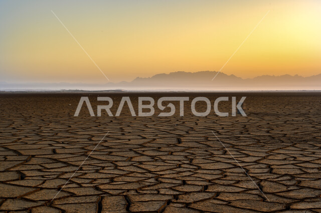 المناطق الصحراوية والبيئة الجافة، منظر شروق الشمس على مدينة رابغ في منطقة مكة المكرمة، الاراضي القاحلة المتشققة، المناظر الطبيعية في المملكة العربية السعودية