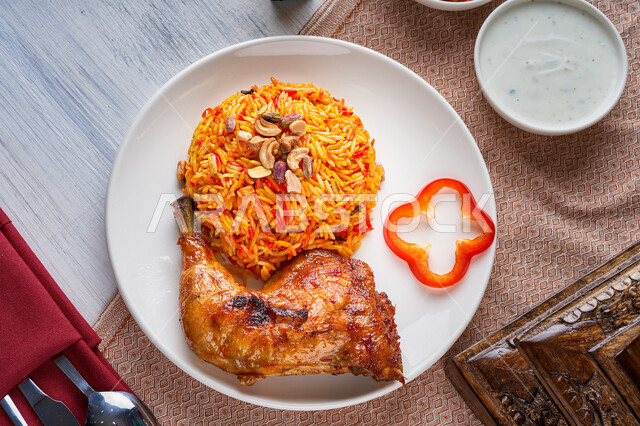 أصالة وفن الطهي الخليجي الشهير, المأكولات العربية التقليدية الشعبية، طبق من أرز المندي مع الدجاج المشوي، وصفات طعام صحية شهية لذيذة، وجبات المطبخ السعودي