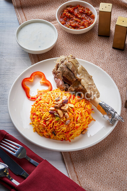 وجبات المطبخ السعودي, أصالة وفن الطهي الخليجي الشهير, المأكولات العربية التقليدية الشعبية، طبق من أرز المندي مع اللحم المشوي، وصفات طعام صحية شهية لذيذة