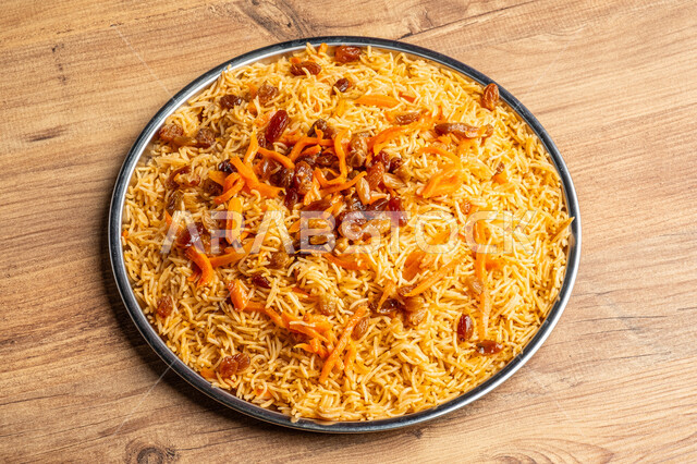 منسف من أرز البخاري بالدجاج، أطباق من المأكولات العربية التقليدية الشعبية، مطاعم المملكة العربية السعودية, وصفات طعام صحية شهية لذيذة، وجبات المطبخ السعودي