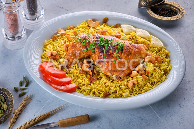 وجبات المطبخ السعودي, أصالة وفن الطهي الخليجي الشهير, المأكولات العربية التقليدية الشعبية، طبق من أرز المندي مع الدجاج المشوي، وصفات طعام صحية شهية لذيذة