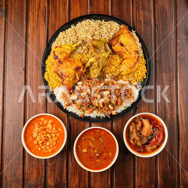 مطاعم عربية شرقية, أطباق شعبية تقليدية, طبق من الأرز بالمكسرات والدجاج مع التوابل الخليجية الشهيرة, سفرة مأكولات ومقبلات لذيذة, فن الطهي في المملكة العربية السعودية