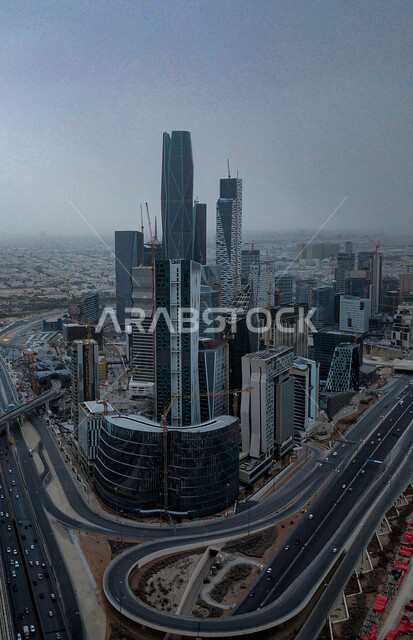 الفن الهندسي المعماري لناطحات السحاب في المملكة العربية السعودية، النمو والتطور العمراني للأبراج المالية والمنشآت الاقتصادية في مدينة الرياض، صورة جوية لمركز الملك عبد الله المالي (كافد)، حركة المرور في الشوارع والطرقات نهارا