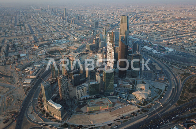النمو والتطور العمراني للأبراج المالية والمنشآت الاقتصادية في مدينة الرياض، الفن الهندسي المعماري لناطحات السحاب في المملكة العربية السعودية، صورة جوية لمركز الملك عبد الله المالي (كافد)، حركة المرور في الشوارع والطرقات نهارا