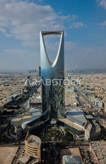 النمو والتطور العمراني للأبنية والمنشآت السكنية، الفن الهندسي المعماري للأبراج وناطحات السحاب في المملكة العربية السعودية، صورة جوية لبرج المملكة في مدينة الرياض