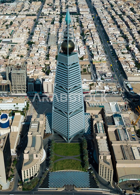 الفن الهندسي المعماري لبرج الفيصلية في مدينة الرياض، صورة جوية للمباني وناطحات السحاب في المملكة العربية السعودية، معالم سياحية مشهورة، النمو والتطور العمراني في العاصمة