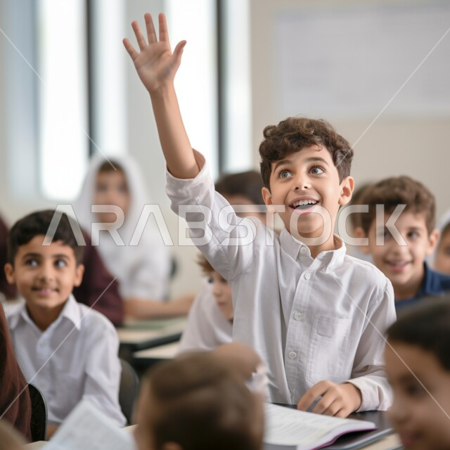 التفاعل والمشاركة داخل الفصل الدراسي، طالب عربي خليجي سعودي يرتدي الثوب التقليدي يرفع يده للإجابة، التربية والتعليم بالمناهج المقررة للطلاب في المملكة العربية السعودية 