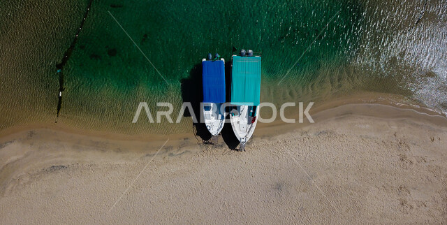 الواجهات البحرية في المنطقة الشرقية، معالم سياحيه مشهورة بالمملكة العربية السعودية، مناطق ساحلية ترفيهية، الاستمتاع بالرحلات والنزهات البحرية، صورة جوية للقوارب على شاطئ نصف القمر في الدمام