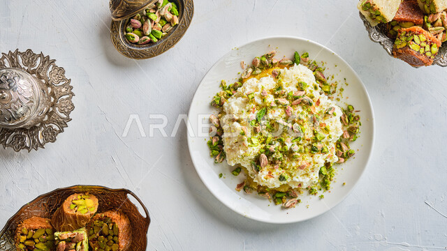 طبق كنافة مدلوقة بالقشطة و الفستق, وصفات شرقية مشهورة، قطع الحلوى الشهية, سكريات وحلويات بالقطر, مطاعم ومأكولات في المملكة العربية السعودية