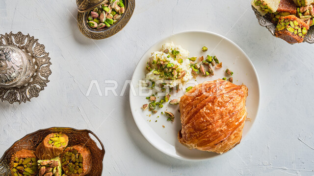 حلى سعودي بالفستق والمكسرات، أطباق من الحلويات العربية الشرقية، مأكولات غنية بالسكريات والسعرات الحرارية، قطع الشعبيات المحشية بالجوز والقشطة الشهية، منتجات محلية وطنية, كرم الضيافة في المجتمع الخليجي