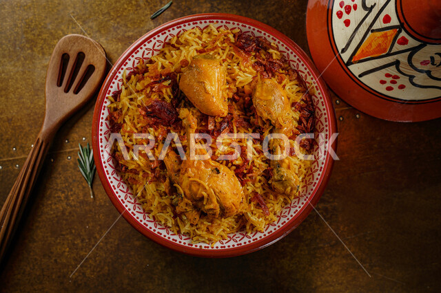 أكلات شعبية عربية خليجية سعودية، فنون تقديم الطعام في المطاعم الشرقية، طبق من أرز البرياني اللذيذ مع قطع الدجاج, مأكولات وأطباق تقليدية، وصفات طعام لذيذة صحية