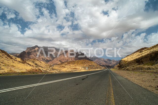 منظر السماء المليئة بالغيوم القطنية البيضاء, الطرقات والشوارع الاسفلتية والمعبدة في المناطق الجبلية, الطريق السريع في قرية ينبع النخل التاريخية في محافظة ينبع في المملكة العربية السعودية، أماكن ومعالم أثرية سياحية، سلسة الجبال والمرتفعات الصخرية