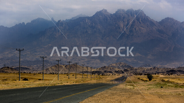 تهيئة البنية التحتية للشوارع في الطبيعة الصحراوية، طريق سفر اسفلتي بين الأماكن الجبلية، خط سير سريع وسط الصحراء في المملكة العربية السعودية