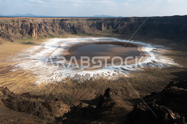 الحمم والفوهات البركانية والتضاريس, الطبيعة الصحراوية في المملكة العربية السعودية، فوهة الوعبة في مدينة الطائف، حفرة عميقة واسعة، اماكن ومعالم تاريخية سياحية مشهورة، التكوينات والتشكيلات الصخرية