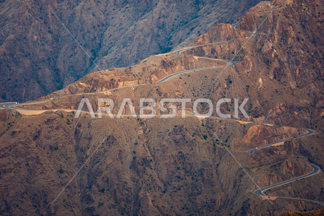 الطرقات الجبلية الوعرة والمتعرجة, السلاسل الجبلية في منطقة عسير في النهار، المرتفعات الطبيعيه الصحراوية في مدينة أبها، أماكن سياحية تاريخية مشهورة في المملكة العربية السعودية 